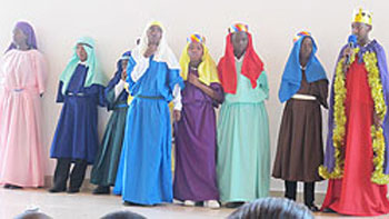 The wisemen and Sheperds scene was played by the youth.