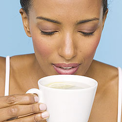 Drink Green tea which is anti-inflammatory. In the lab, it has been shown to heal skin. (Net Photo)