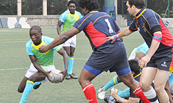 Rwandau2019s youngster Moise Habumugisha (L) makes a run for it during the Hong Kong 10s
