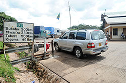 A Rwandan registered vehicle crosses into Tanzania through Rusumo border. Some Rwandans want the EAC to put more emphasis only on economic issues. The New Times / File.
