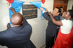 Li Yuanchao with Prime Minister Pierre Damien Habumuremyi (L) and KIST Rector Jeanne d'Arc Mujawamariya inaugurate the new E-Leaning facility at KIST. The New Times / J. Mbanda.
