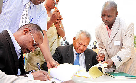 Cally Alles (R), the Director General of Sorwathe signs the collective bargaining agreement with Eric Manzi, the Secretary General of Cestrar. The New Times / T. Kisambira.