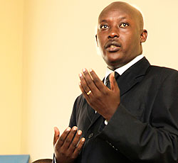 Kicukiro Mayor Jules Ndamage makes a presentation yesterday. The New Times / T. Kisambira