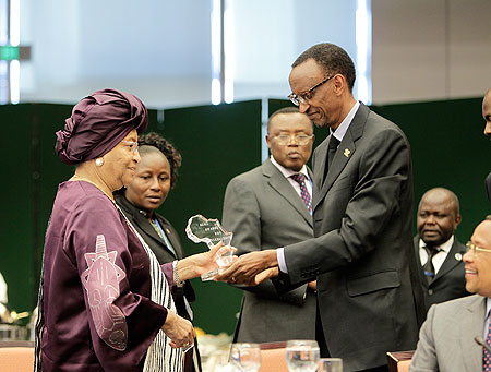 New ALMA Chairperson, Liberia President - Ellen Johnson Sirleaf (L) presents the Malaria  Excellence Award to President Kagame