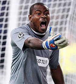Vincent Enyeama has dropped to the bench at French Ligue 1 club Lille Fc. Net photo
