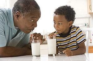Children who drink milk are healthy. (net Photo)