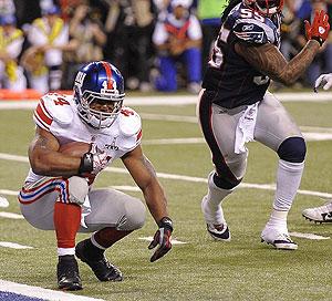 Ahmad Bradshaw (left) of the New York Giants falls backwards to score the game-winning touchdown. Net photo