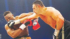 Chisora (L) gives everything before falling short in Munich. Net photo.