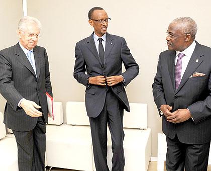 President Kagame (C)with Italian Prime Minister Mario Monti (L) and IFAD President Kanayo F Nwanze during the opening session of the IFAD annual meeting. The New Times / Village Urugwiro.