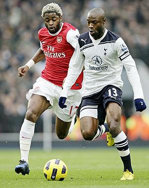 Former Arsenal defender William Gallas (R) vies for the ball with Arsenal's midfielder Alex Song (L) during the first round clash at White Hart Lane. Net photo
