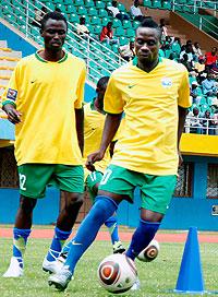 Eric Gasana (R) has shaken off a knee injury and will start in defence for Amavubi. The New Times / File.