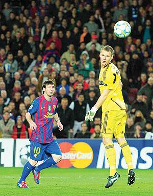 Lionel Messi scores against Leverkusenu2019s Bernd Leno during a Champions League round of the last sixteen soccer match, second leg, at the Nou Camp. Net photo.