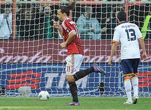 Zlatan Ibrahimovic celebrates after scoring during the Seria A game against Lecce. Net Photo.