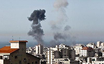 Smoke rises from an explosion following an Israeli airstrike in Gaza City. Net photo