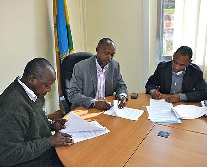 (L-R) Charles Mushaija President of Nyagatare Dairy Farmers, Ernest Ruzindaza PS of MINAGRI, and John Bosco Birungi CEO of Inyange Industries during the signing ceremony. The New Times / File.