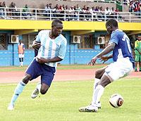 Lauddy Mavugo (L) attempts to dribble past Rayon Sportsu2019 Abouba Sibomana in a previous encounter. The Burundian scored the all-important goal to return Police to the summit. The New Times/T. Kisambira.