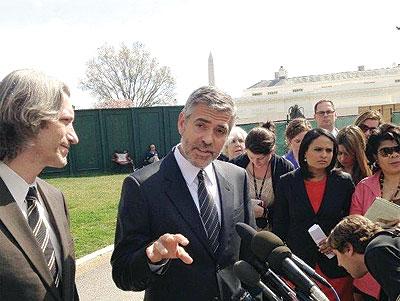 Actor George Clooney talks to reporters at the White House. Net photo.