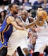 Dallas Mavericksu2019 Lamar Odom, right, drives against New York Knicksu2019 Jared Jeffries, left, in an NBA basketball game on March 6. Net photo.