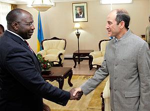 Dr Habumuremyi welcomes Akbar Al Baker the Chief Operations Officer of Qatar in his office, yesterday. The New Times / Timothy Kisambira.