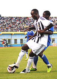 Olivier Karekezi, seen here in action against Rayon Sports during a league match last month. The APR skipper wants his team to be more clinical in-front goal against Etoile du Sahel. The New Times / File