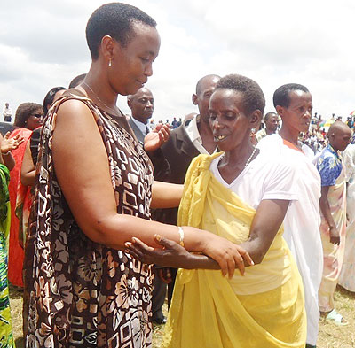 Minister Inyumba greets one of the beneficiaries. The New Times / JP Bucyensenge.