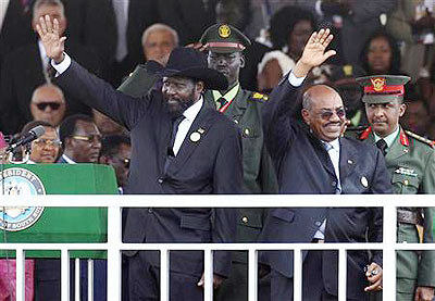 South Sudanu2019s President Salva Kiir (L) and Sudanu2019s President Omar Hassan al-Bashir wave to the crowd during the Independence Day ceremony. Net photo.