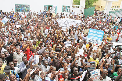 Thousands of Malians in support of military coup demonstrate in Bamako, capital of Mali, March 28, 2012. Net photo.
