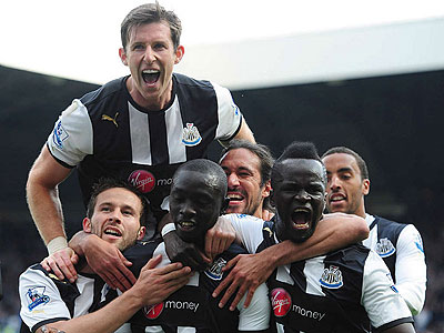 Newcastle celebrate after Papiss Cisse scores his second of the game. Net photo.