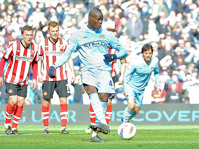 Manchester City striker Mario Balotelli scores from the penalty spot at the Etihad stadium against Sunderland on Saturday. Net photo.