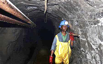 A Zimbabwean miner works underground at Metallon Gold mine in Shamva about 80 km (50 miles) north of the capital Hararre, June 14, 2011. Net photo.