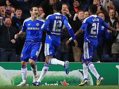 Frank Lampard (left) and team-mates were happy to celebrations after his penalty against Benfica. Net photo.