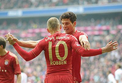 Bayern Munich's Dutch midfielder Arjen Robben (L) and striker Mario Gomez (R) celebrate after the second goal. 