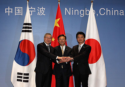 Chinese Foreign Minister Yang Jiechi (C) and his Japanese counterpart Koichiro Gemba (R) and his counterpart Kim Sung-hwan of the Republic of Korea (ROK)