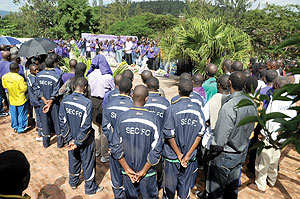 Rwandau2019s sports fraternity paying tribute to the Genocide victims at Kigali Memorial Centre last year. The New Times/File.