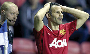 Ryan Giggs appeals to the assistant referee during Manchester United's defeat against Wigan. Net photo.