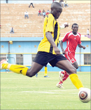 Mukura's defender Arafat Serugendo, seen here during a previous league game against Etincelles, will be key to his team's chase for maximum points on Saturday. The New Times / T. Kisambira.