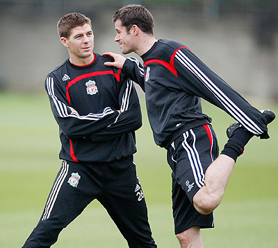 One club men; Steven Gerrard (L) and Jamie Carragher. Net photo.