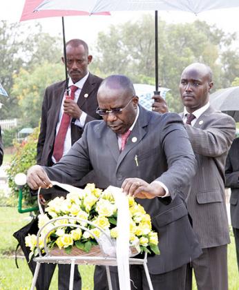 Prime Minister, Dr Pierre Damien Habumuremyi,  laying a wreath in honour of the Genocide victims
