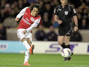 Yossi Benayoun scores in Arsenal's 3-0 over Wolves in their last match. The Gunners host Wigan hoping to tight their grip on third place. Net photo.