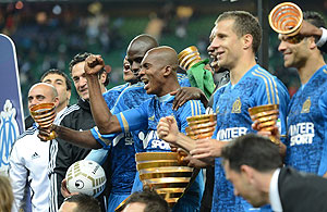 Marseille's players pose with their trophies after winning the French League Cup Final football match against Lyon. Net photo.