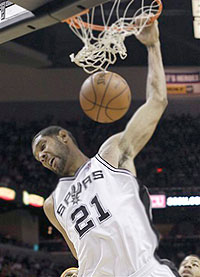 San Antonio Spurs' Tim Duncan scores against the Phoenix Suns during the second quarter. Net photo.