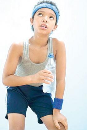 Drinking water after playing makes children healthy.  Net photo.