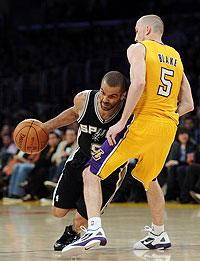 Tony Parker (left) of the San Antonio Spurs keeps his dribble as he goes around Steve Blake of the Los Angeles Lakers. Net photo.