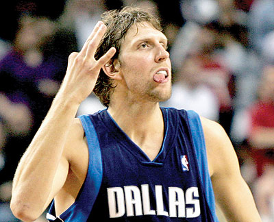 Dirk Nowitzki scored 21 of his 35 points during a fourth-quarter. Net photo.