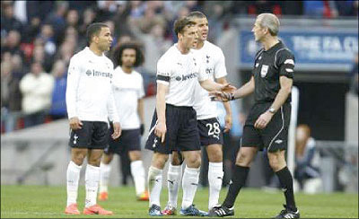 Referee Martin Atkinson judged that Juan Matau2019s 50th minute shot at 1-0 crossed the line despite replays showing the ball had clearly been blocked inches in front of the goal mouth. Net photo.