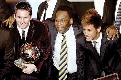 Pele (C) picks Neymar (R) over Messi. Net photo.