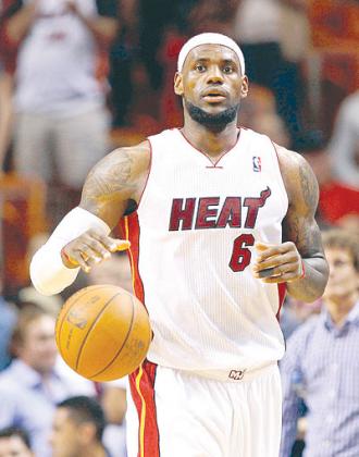 LeBron James of the Miami Heat brings the ball up the floor during a game against the Chicago Bulls. Net photo.