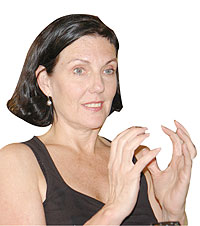 Jeannette Ginslov explains to the students.