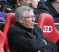 Sir Alex Ferguson looks concerned during the closing stages against Everon. Net photo.