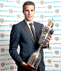 Robin van Persie parades his trophy after winning on Sunday night. Net photo.